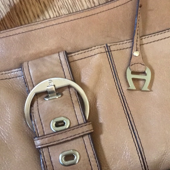 Beautiful leather barely used purse - Picture 2 of 7